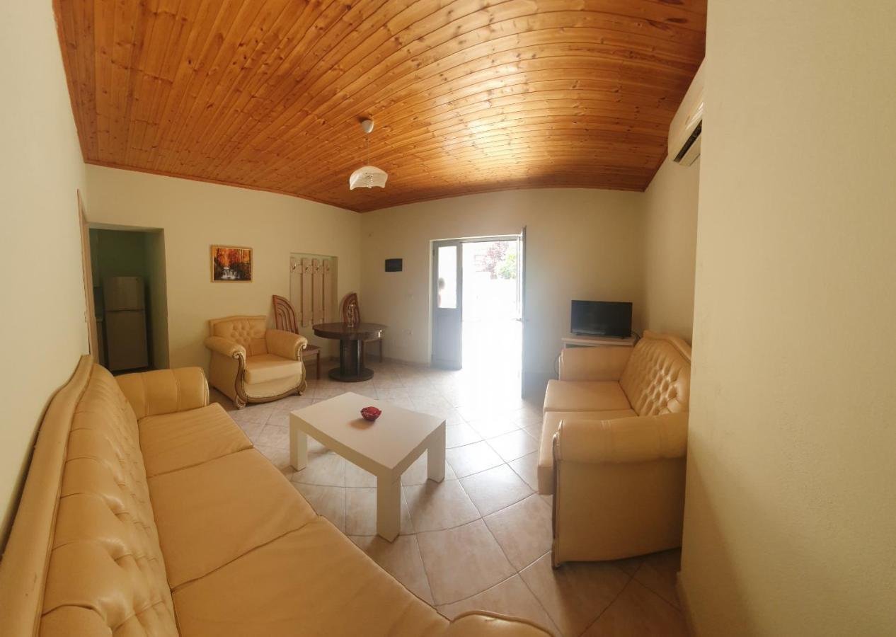 A Cheerful Villa With Free Parking Space Tiranë Luaran gambar